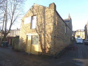 7 Broomfield Rd, Huddersfield for rent Primary Photo- Image 1 of 2