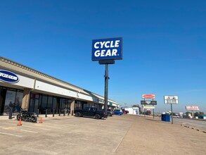 3008-3032 Alta Mere Dr, Fort Worth, TX to rent Building Photo- Image 1 of 6