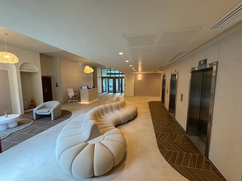 Office in Marseille to rent - Lobby - Image 2 of 11