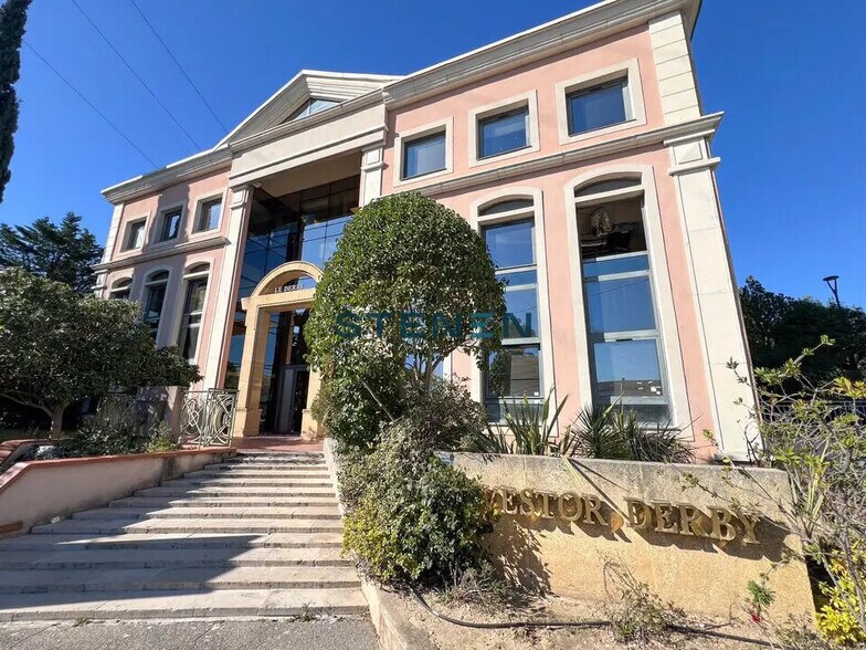 Office in Aix-en-Provence to rent - Building Photo - Image 1 of 4