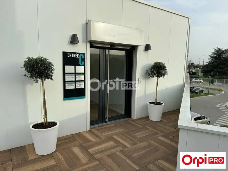 Office in Valence to rent - Building Photo - Image 1 of 8