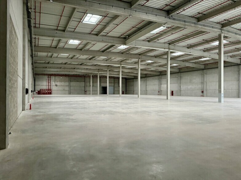 Industrial in ROISSY-EN-FRANCE to rent - Building Photo - Image 1 of 12