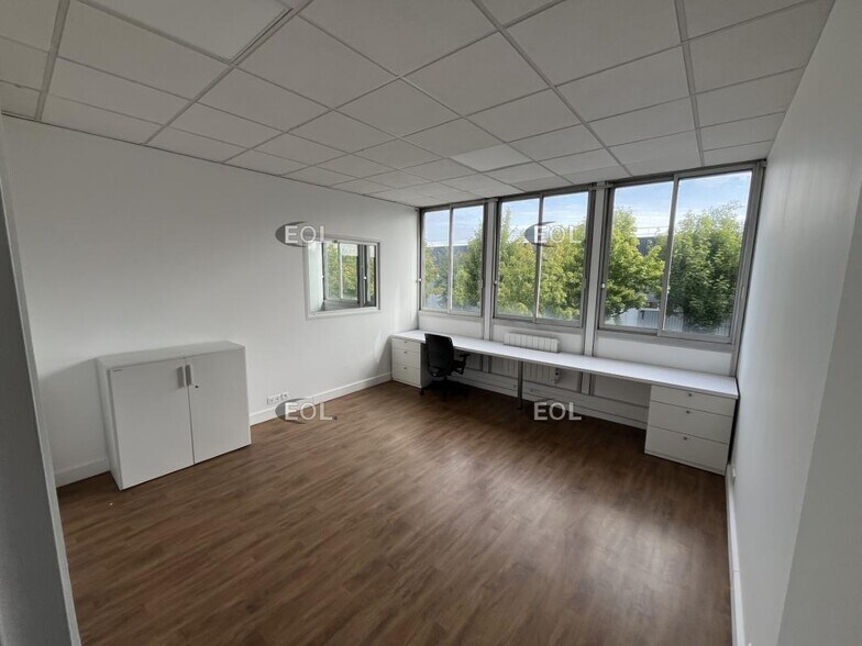 Light Industrial in Coignières to rent - Interior Photo - Image 2 of 7