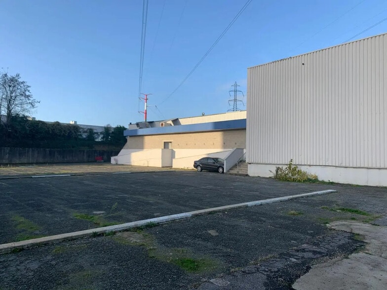 Office in Osny to rent - Primary Photo - Image 1 of 11