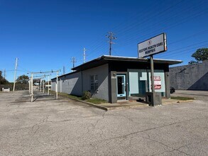 2852 Poplar Ave, Memphis, TN for rent Building Photo- Image 1 of 5