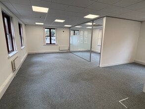 Liston Road, Marlow to rent Building Photo- Image 2 of 3