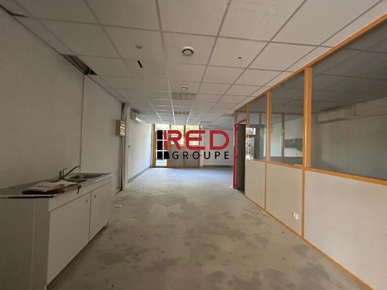 Industrial in Aix-en-Provence to rent - Building Photo - Image 2 of 8