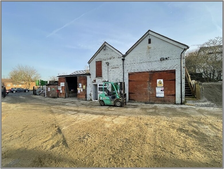 Former Builders Merchants & Car Showroom portfolio of 2 properties for sale on LoopNet.co.uk - Building Photo - Image 3 of 3
