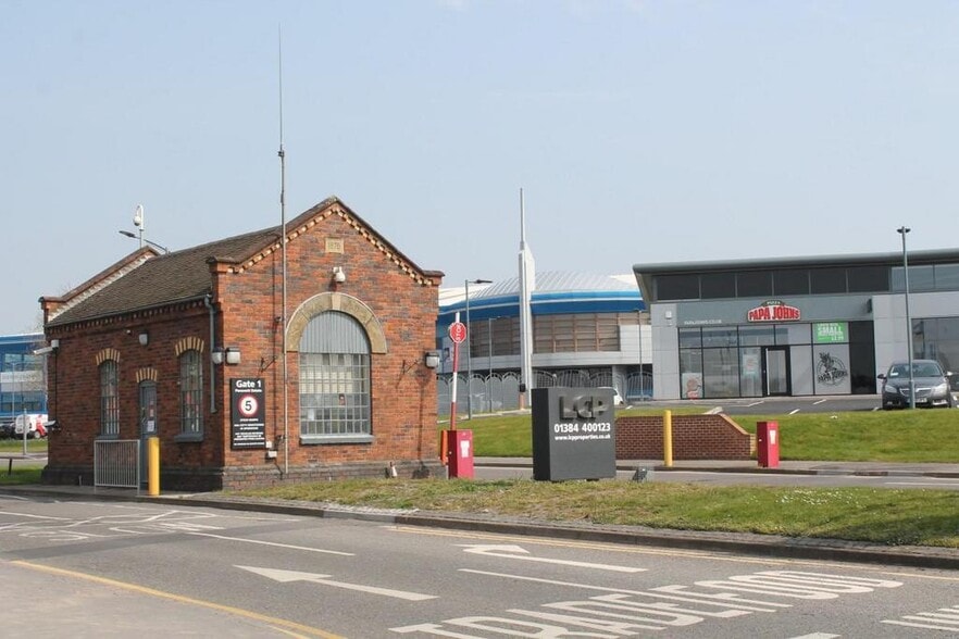 Second Av, Kingswinford to rent - Building Photo - Image 3 of 17