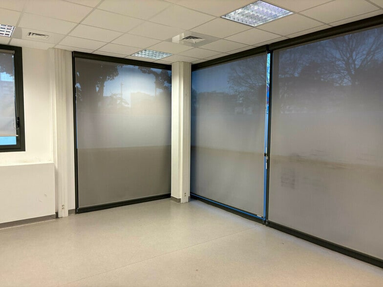 Retail in Vaulx-en-Velin to rent - Interior Photo - Image 3 of 10