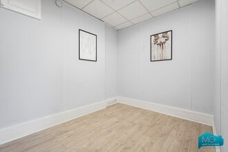Arcadia Ave, London to rent Interior Photo- Image 2 of 12