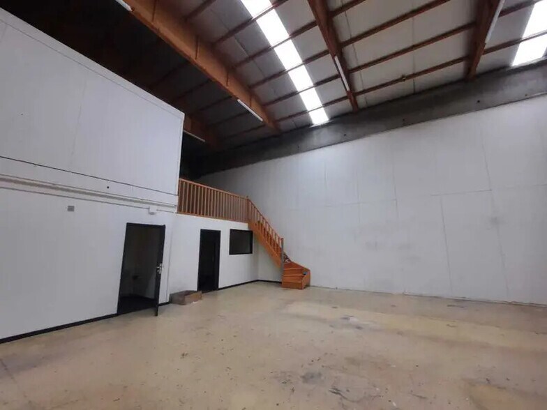 Light Industrial in Dardilly to rent - Interior Photo - Image 3 of 7