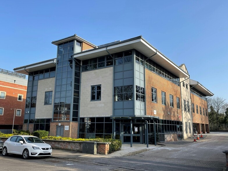 1 Princes Rd, Weybridge for sale - Building Photo - Image 1 of 1