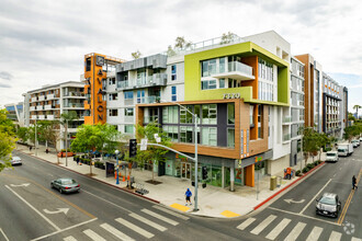 7302 Santa Monica Blvd, West Hollywood, CA for rent Primary Photo- Image 1 of 83