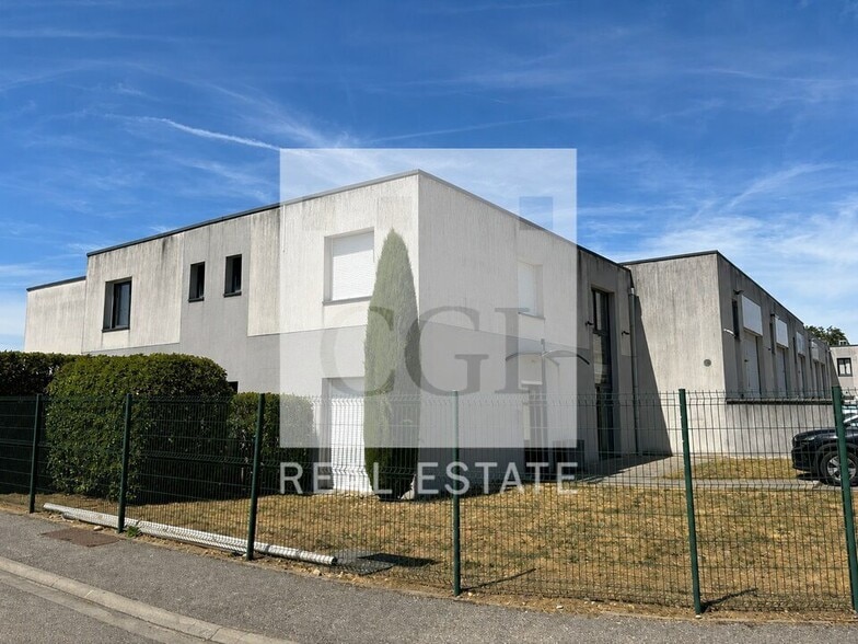 Light Industrial in Saint-Laurent-de-Mure to rent - Building Photo - Image 1 of 10