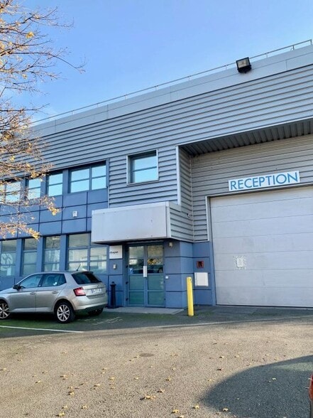 Light Industrial in La Courneuve to rent - Building Photo - Image 2 of 9