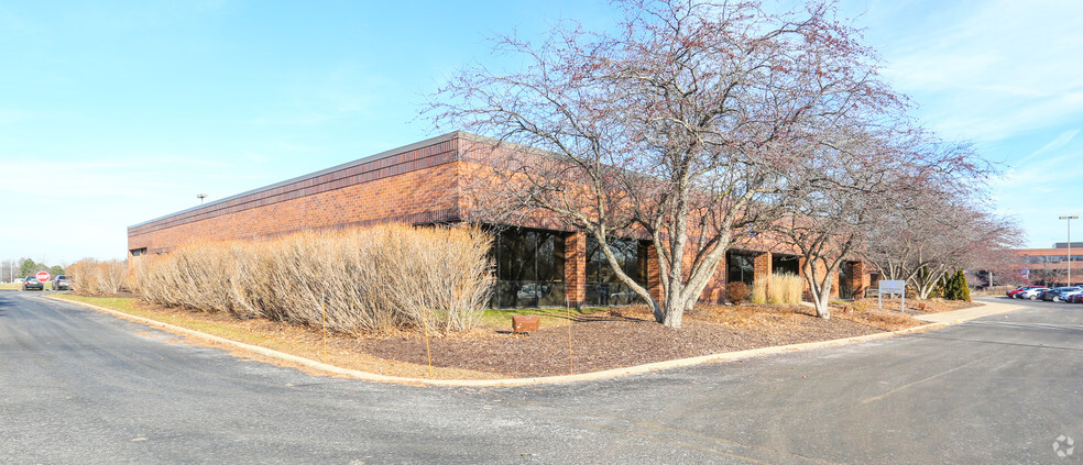 11400 W Lake Park Dr, Milwaukee, WI for rent - Building Photo - Image 2 of 6