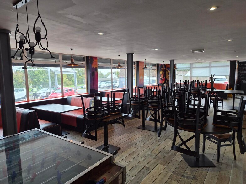 London Rd, Hurst Green to rent - Building Photo - Image 3 of 12