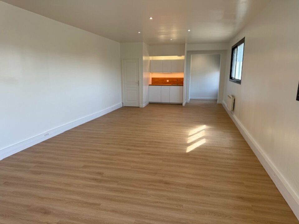 Office in Fontenay-Trésigny to rent Interior Photo- Image 1 of 5