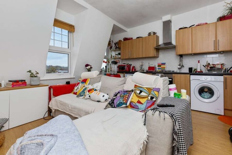 61-63 Tottenham Ln, London for sale - Building Photo - Image 3 of 9