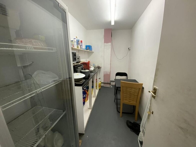 17 New Rd, Chatham to rent - Building Photo - Image 3 of 11