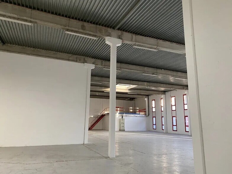 Industrial in Éragny to rent - Building Photo - Image 3 of 10