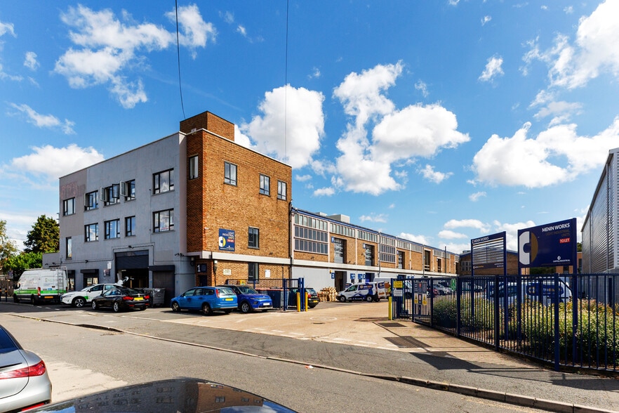 Bond Rd, Mitcham to rent - Building Photo - Image 2 of 6