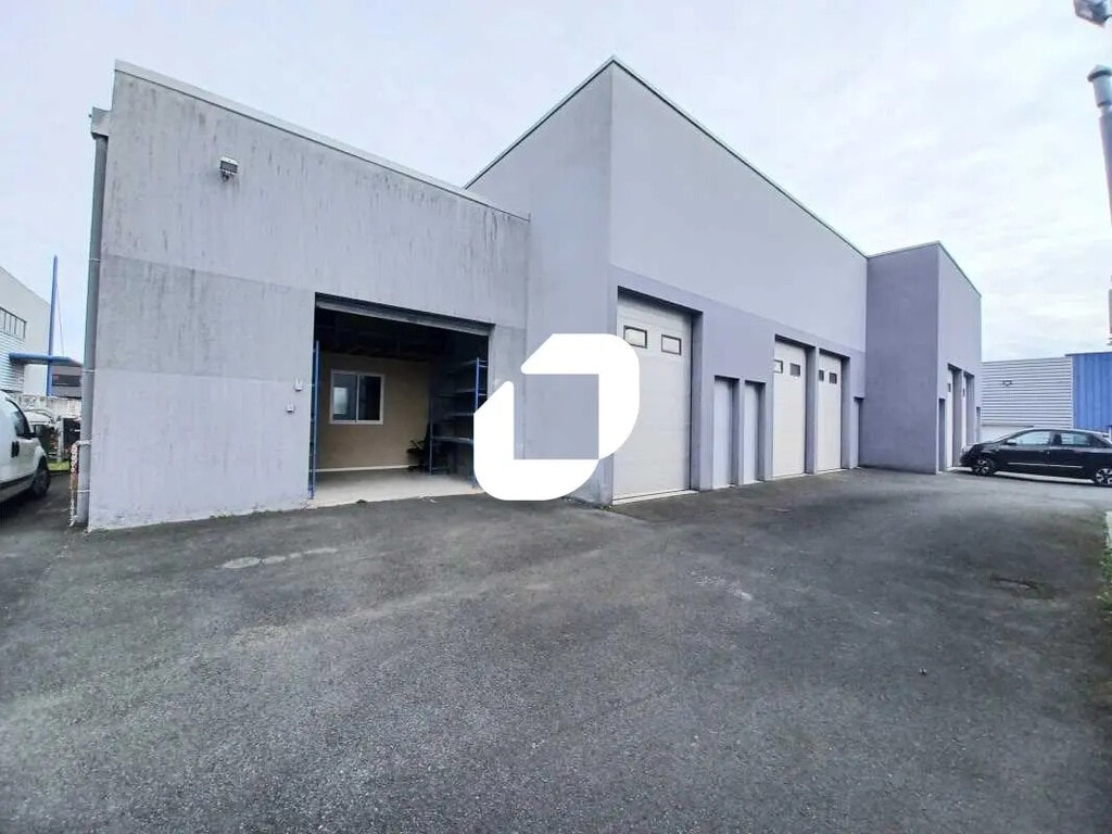 Location Entrepôt 135 m² - Photo 1