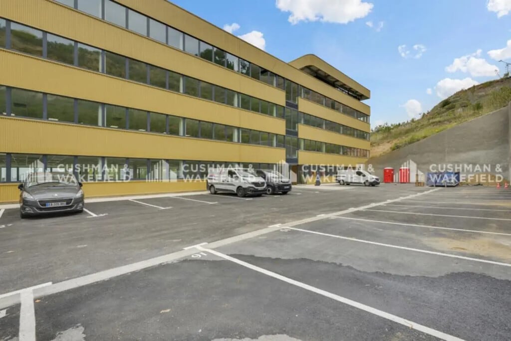 Location Bureaux 227 m² à 5 744 m² - Photo 1