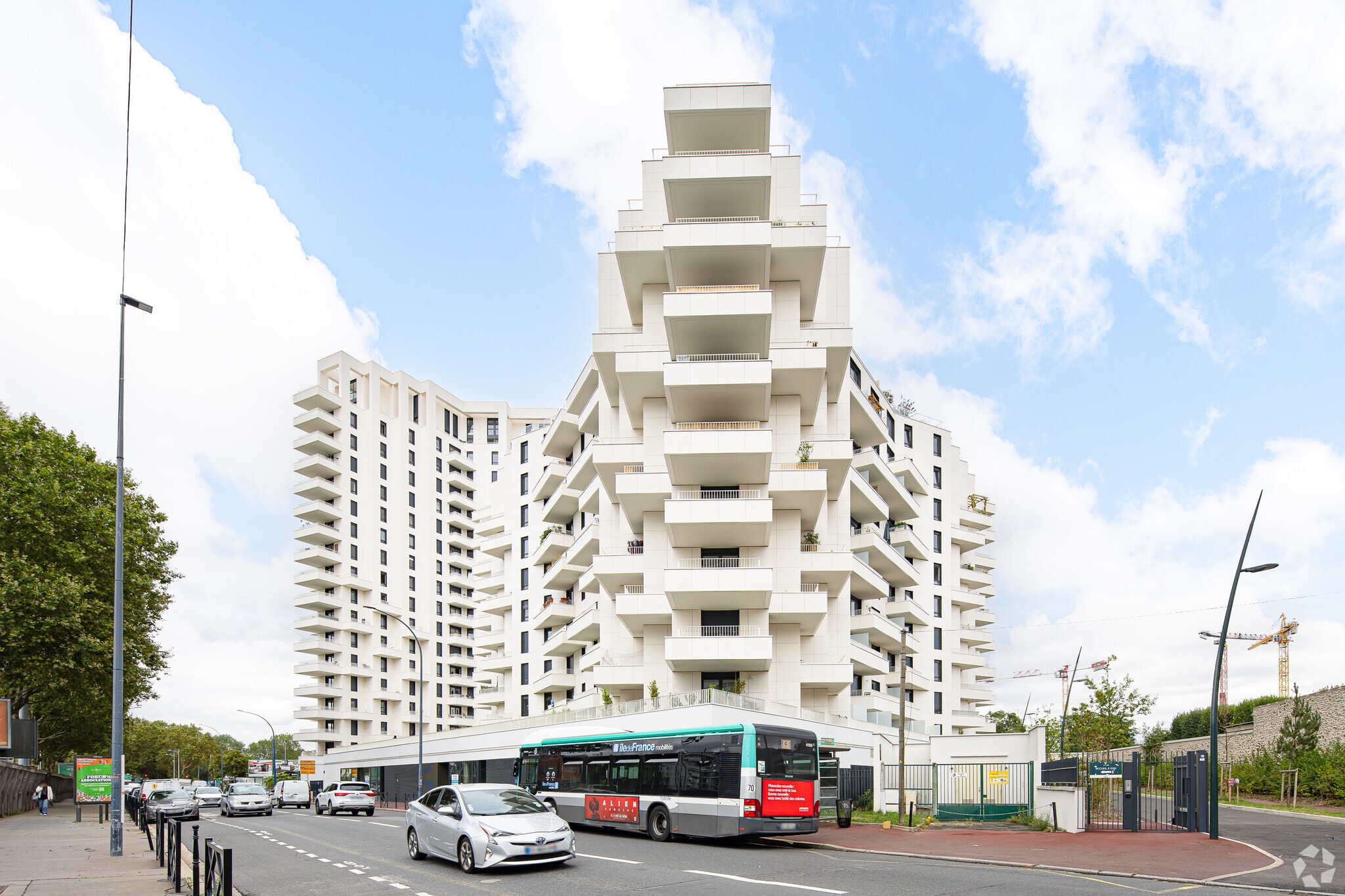 90 Rue Du Général Roguet, Clichy to rent Primary Photo- Image 1 of 3