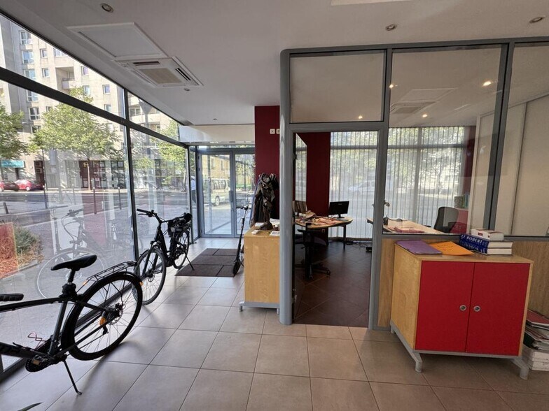 Retail in Lyon for sale - Interior Photo - Image 2 of 11