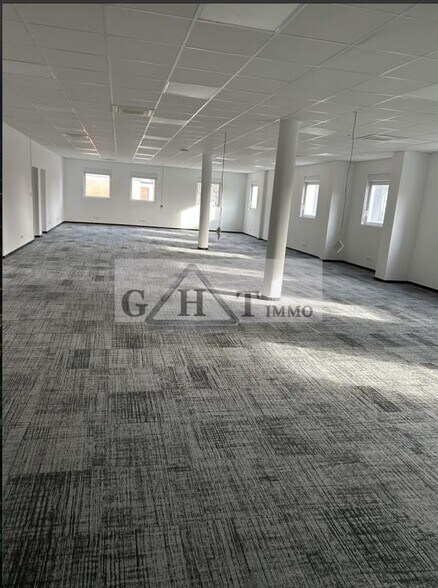 Office in Villeneuve-la-Garenne to rent - Building Photo - Image 2 of 4