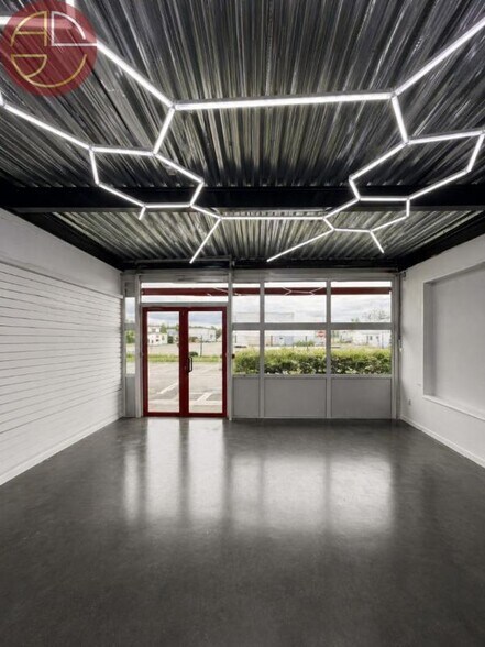 Industrial in Toulouse to rent - Interior Photo - Image 2 of 7