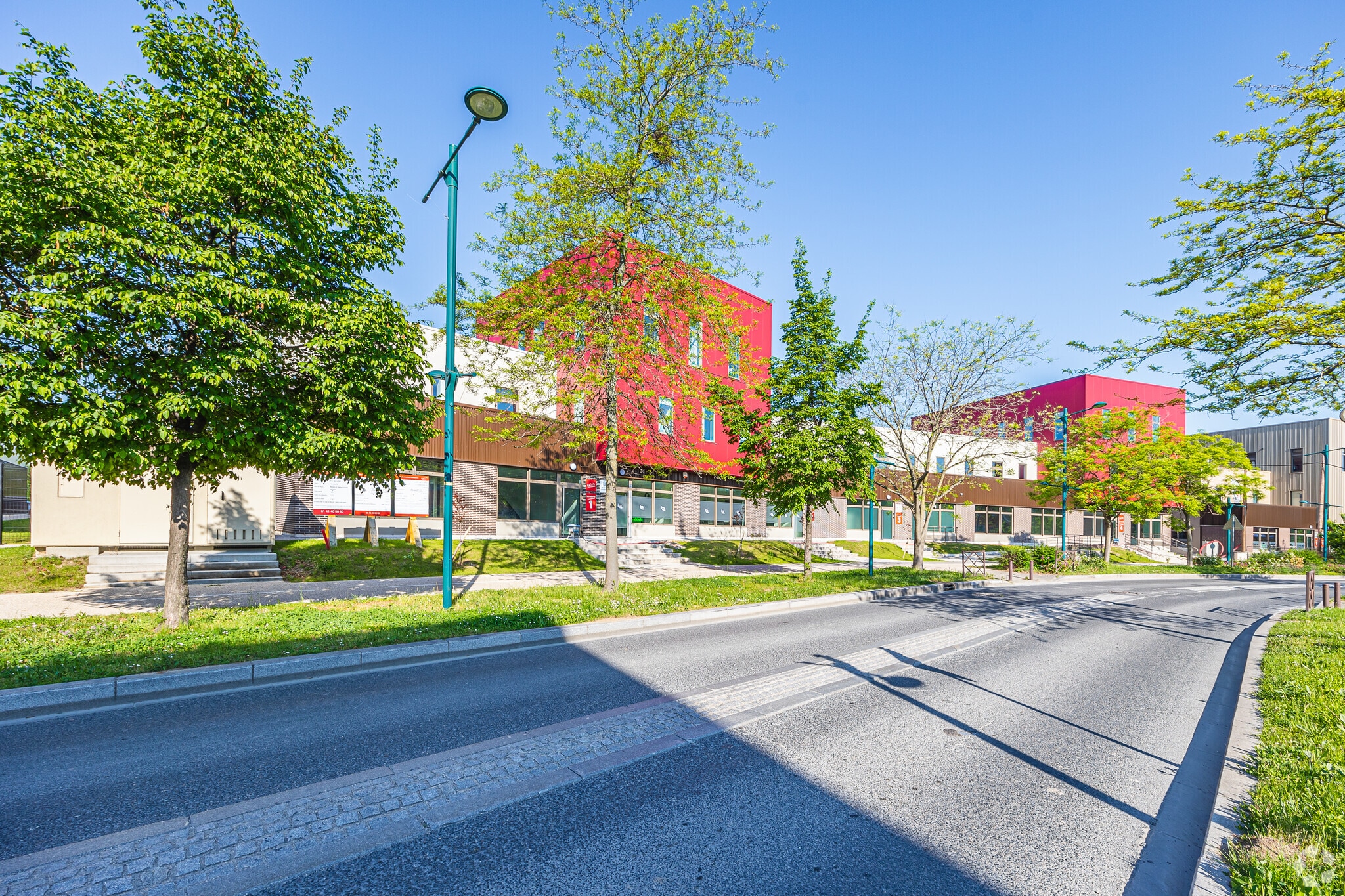 17 Avenue Des Louvresses, Gennevilliers to rent Primary Photo- Image 1 of 18