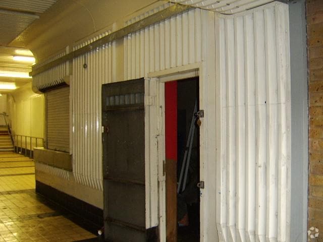 Hackney Rd, London to rent - Building Photo - Image 2 of 4