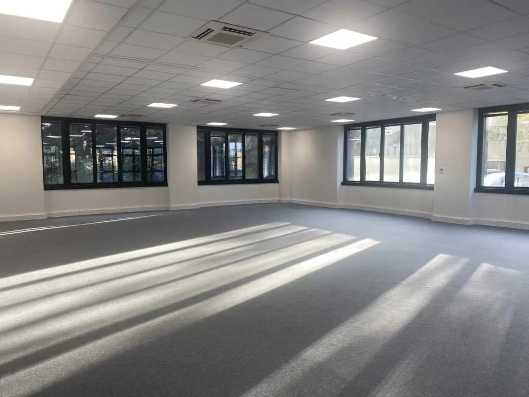 Office in Saint-Didier-au-Mont-d'Or to rent Interior Photo- Image 1 of 2