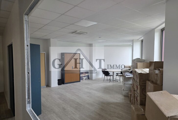 Industrial in Gennevilliers to rent - Interior Photo - Image 2 of 2
