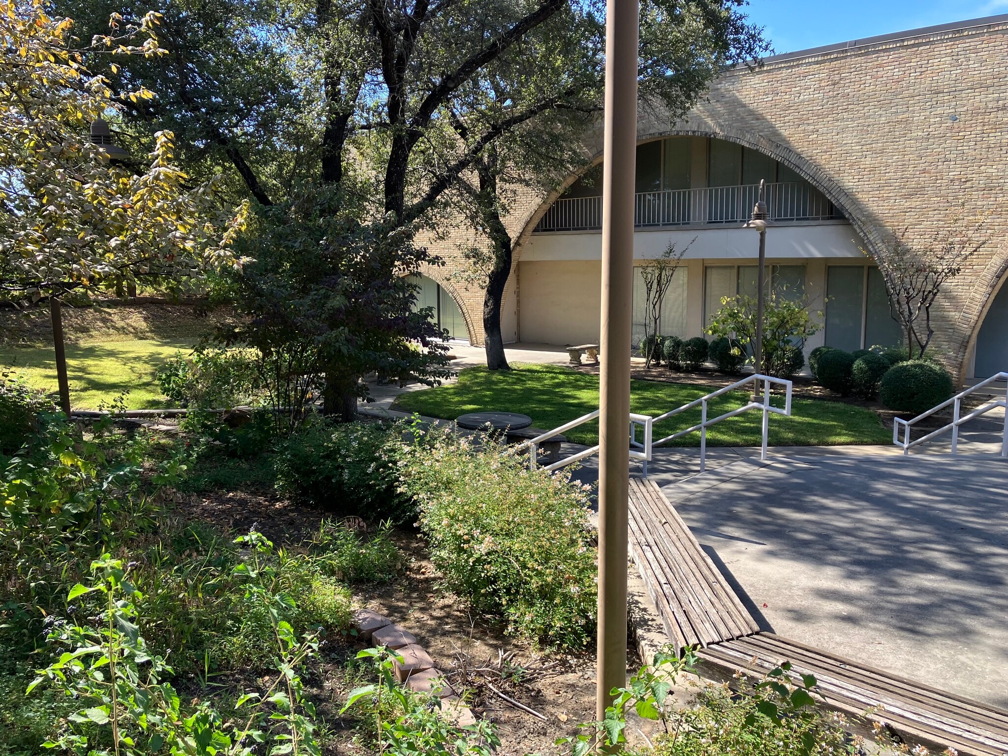 2670 & 2660 E Lamar Blvd portfolio of 2 properties for sale on LoopNet.co.uk Building Photo- Image 1 of 5