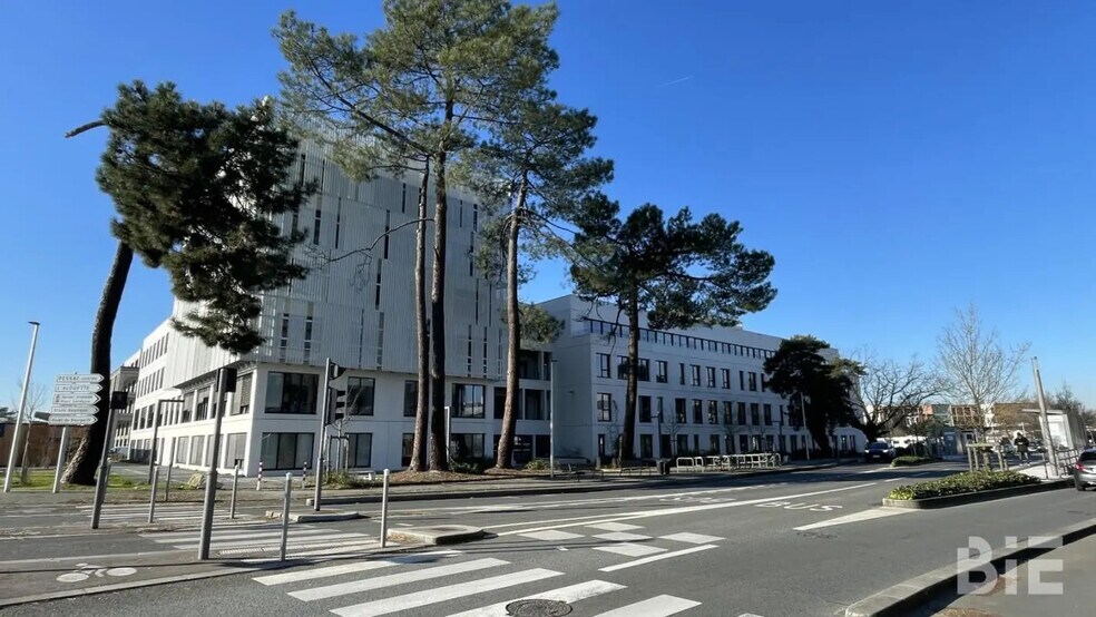 Office in Pessac to rent - Building Photo - Image 1 of 7