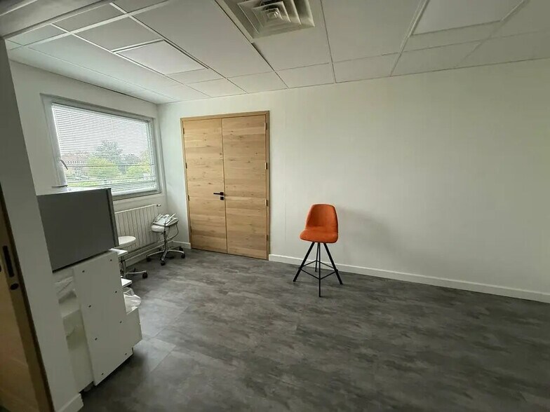 Light Industrial in Louvres to rent - Interior Photo - Image 3 of 3