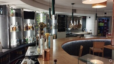 Retail in Madrid, Madrid to rent Interior Photo- Image 1 of 14