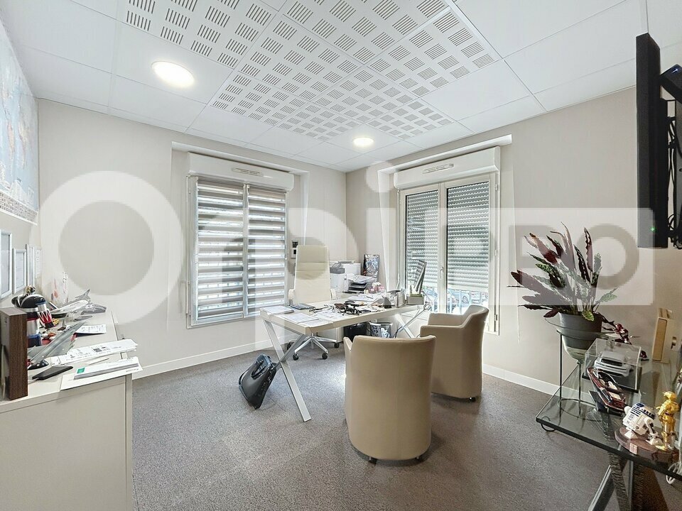Office in Vineuil-Saint-Firmin for sale Interior Photo- Image 1 of 6