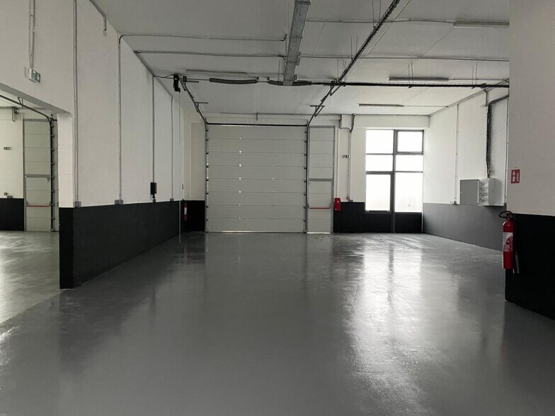 Industrial in Villejuif to rent - Interior Photo - Image 1 of 4