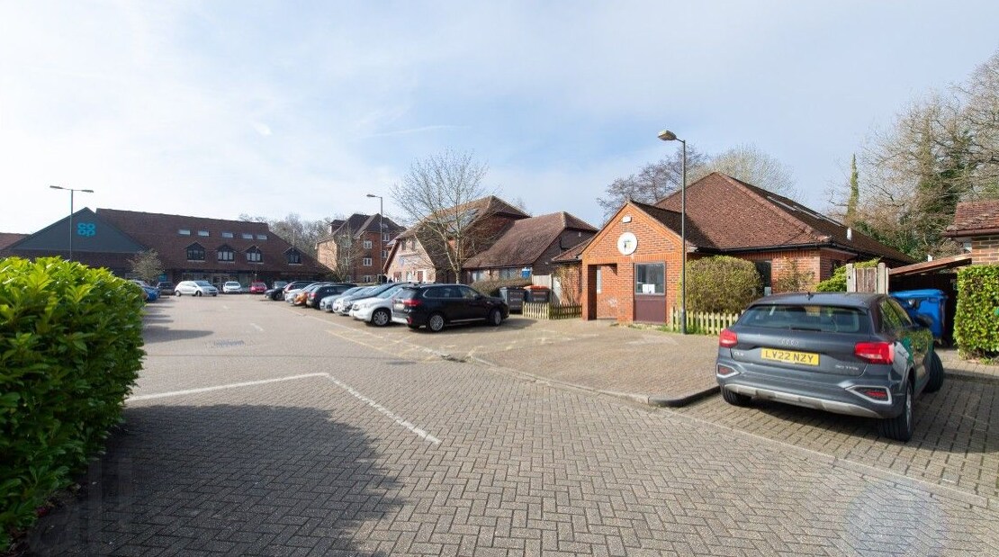 5 Maidenbower Sq, Crawley for sale Primary Photo- Image 1 of 1