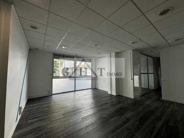 Industrial in Vincennes to rent - Building Photo - Image 3 of 6