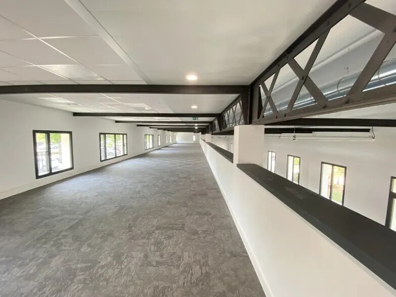 Office in Vénissieux to rent - Building Photo - Image 3 of 9