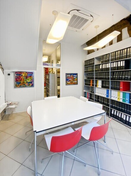 Retail in Paris to rent - Interior Photo - Image 2 of 8
