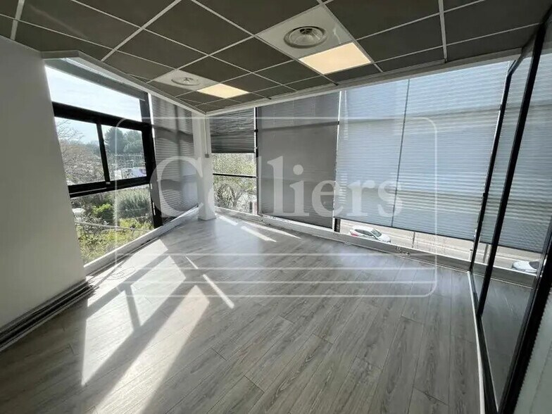 Office in Marseille to rent - Interior Photo - Image 2 of 8