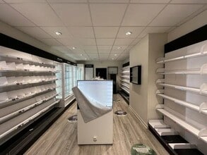 Retail in Oullins to rent Other- Image 2 of 3