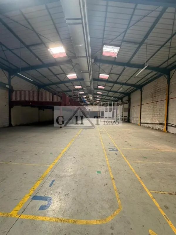 Location Entrepôt 1 300 m² - Photo 1